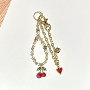 【送料込みでの金額です】パールとハートのチャーム付きチェリーキーホルダー ゴールド レッド