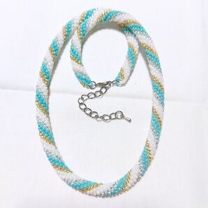 トルコブルーとホワイトの螺旋(スパイラル)ネックレス 42cm