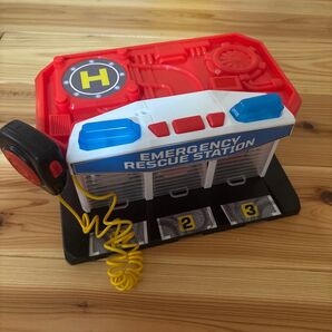 緊急救助ステーション おもちゃ 基地 赤 白 黒