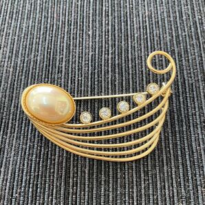 エレガントな波形ブローチ★パール・クリスタル
