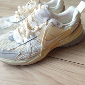NIKE WMNS V2K RUN "PURE PLATINUM"ナイキ ウィメンズ V2Kラン 厚底 厚底スニーカー