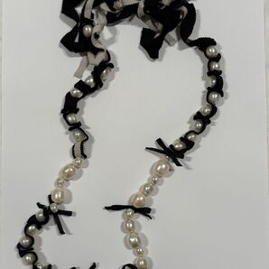 TO BE CHICのパールとリボンのロングネックレス