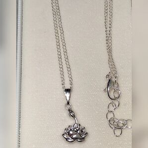 繊細な蓮の花と蕾シルバーに癒しをモチーフとした目を引く可愛らしいネックレス