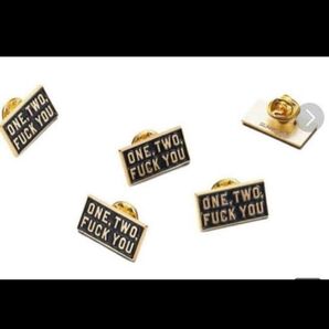 Supreme ONE TWO FUCK YOU ピンバッジ