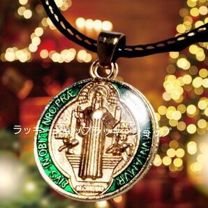 艶やかな聖ベネディクトメダイコードネックレス ゴールドとエメラルドグリーン