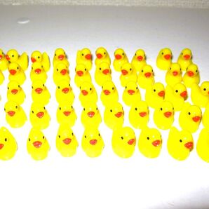 1個10円【極小 ミニアヒル 200個】ハンドメイド 素材 パーツ ミニ あひる 癒やし 癒し系 黄色 イエロー DIY 装飾