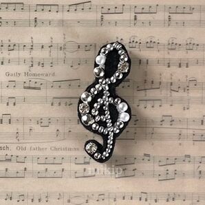 ト音記号 ビーズ刺繍ブローチ(シルバー)音楽会 ハンドメイド