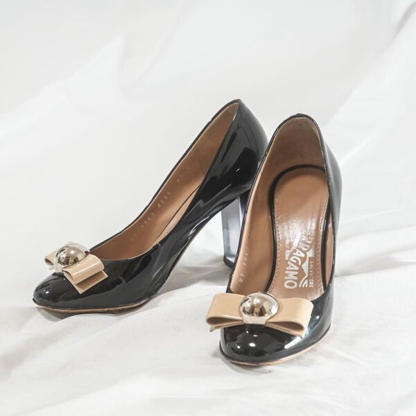 フェラガモ Ferragamo ヴァラリボン エナメル パンプス クリアヒール ブラック 22cm相当 4.5サイズ レディース