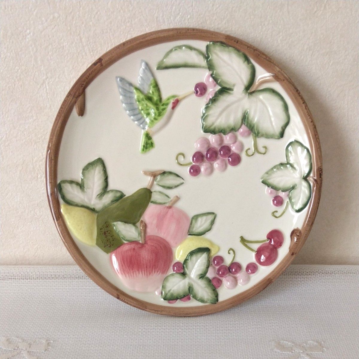 陶器製の飾り皿 プレート ハチドリとフルーツ インテリア