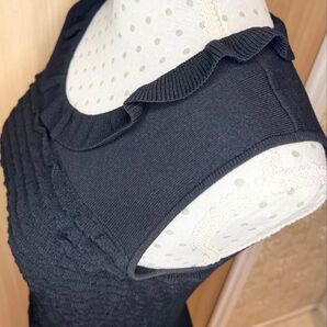 TO BE CHIC フリルデザイン ノースリーブニットトップス ブラック サイズⅡ