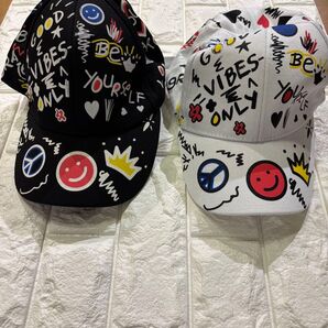 #新品未使用ペアルックカラフル絵文字 ベースボールキャップ 2個セット