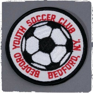 BL50 YOUTH SOCCER CLUB BEDFORD N.Y. サッカーボール 刺繍 丸型 ワッペン パッチ ロゴ エンブレム 米国 輸入雑貨