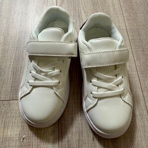 ☆新品☆ デザイン違い スニーカー シューズ キッズ 靴 ホワイト 白 ブラック 黒 18.5