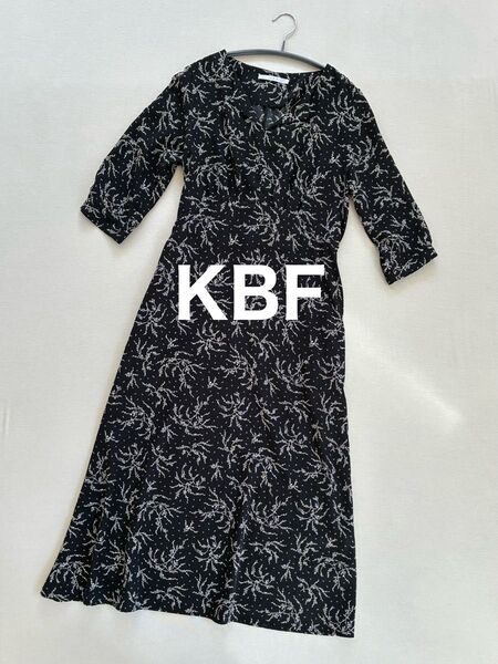 【美品】KBF ケービーエフ アーバンリサーチ 花柄 七分袖 ロングワンピース Aライン 黒