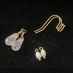 新品未使用 天然石チャーム 2種付 ハンドメイド ピアス / K16GP チャーム2種 ローズクォーツ 淡水パール