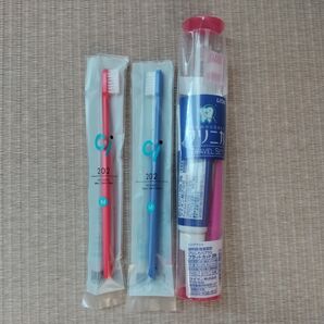 歯ブラシ ci202 ふつう歯ブラシ ライオン クリニカハブラシ フラットカット3レッド 歯科医推奨設計 携帯用歯磨きセット