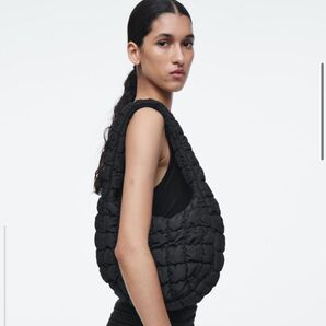 オンライン完売品 COS キルトミニバッグ ブラック