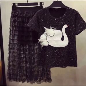 スパンコールのスワンTシャッツとチユ一ルスカ一ト