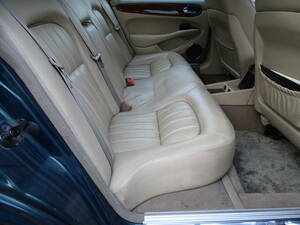 02 year Jaguar /X308-XJ8 / Sovereign - exclusive use rear seat / piping entering #805153