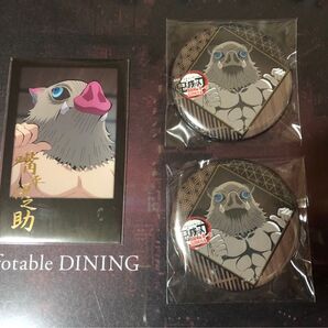 鬼滅の刃 ufotable ダイニング お楽しみくじ 伊之助3点/チェキ風ブロマイド、57mm缶バッジ2個