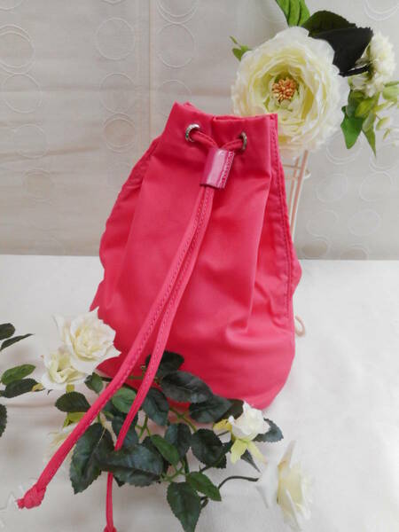 可愛いピンクレッド色のポーチ　巾着　ナイロンポーチ　バックインバック　ショッキングピンク　新品