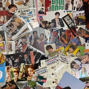 大量アイドル 写真 / トレカ / ステッカー まとめて売り ジャニーズ 缶バッジ K-POP 嵐 韓国アイドル