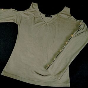 EGOIST エゴイスト Vネック カットソー 肩あきボタンデザイン カーキ