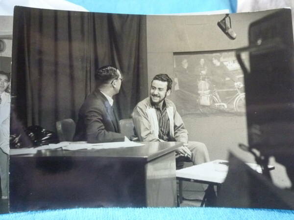 テレビスタジオでのスチール写真　外国人男性とキャスターの男性　自転車で○○１周か？　１９６０年頃の物　中古
