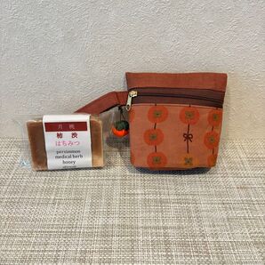 【964】柿渋石鹸 手作り石鹸 柿渋染めミニポーチに入れて♪ ハンドメイド 柿の実チャーム