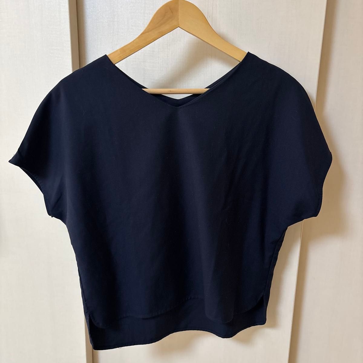 アーバンリサーチ　FサイズSENSE OF PLACE ネイビー Vネック半袖シンプルでスタイリッシュなデザイン