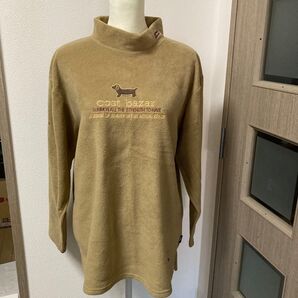 3Lサイズ cost bazar ダックスフンド刺繍 フリース ハイネック プルオーバー ベージュ