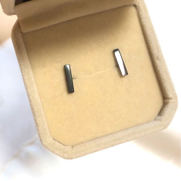 新品 長方形 ブラック ピアス 10mm 黒