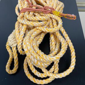 オレンジ色と白色のツイスト編みロープ(9mぐらい)