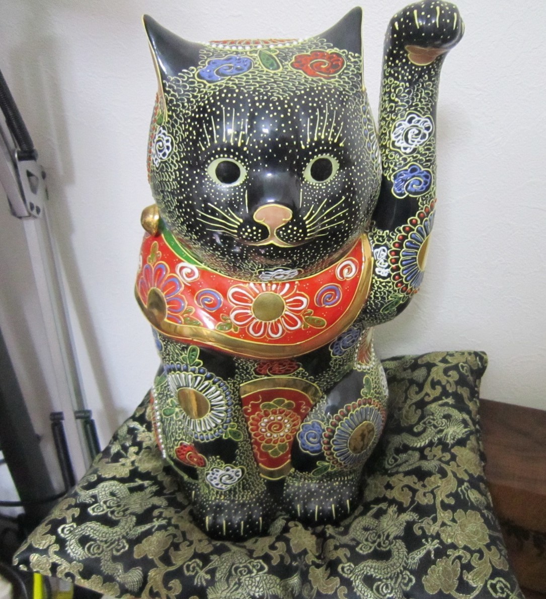 2022年春夏再入荷 商売繁盛 招き猫 横座り 【匿名配送】九谷焼 黒盛花と蝶 招き猫 黒盛 花と蝶 新品未使用 縁起物 商売繁盛 ラスト1 九谷焼 九谷焼 招き猫 黒盛 花と蝶 新品未使用 縁起物 商売繁盛 ラスト1