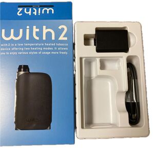 with2 の充電器とUSBケーブル