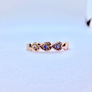 【オーダー受付】【日本製】連なるハートのピンキーリング【高品質クリスタル使用】