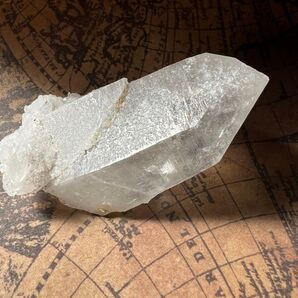 龍脈の精髄 ― 水晶「虹を宿す天の導き」 ※売上の一部を保護猫活動に使用