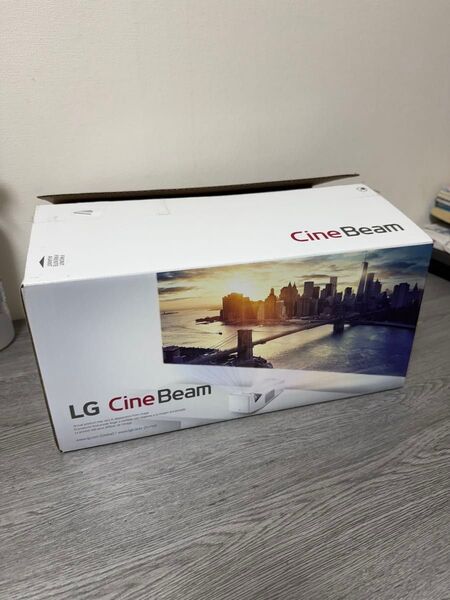 ランプ使用37時間 LG 大画面投影が可能な超短焦点LEDプロジェクター HF65LSR