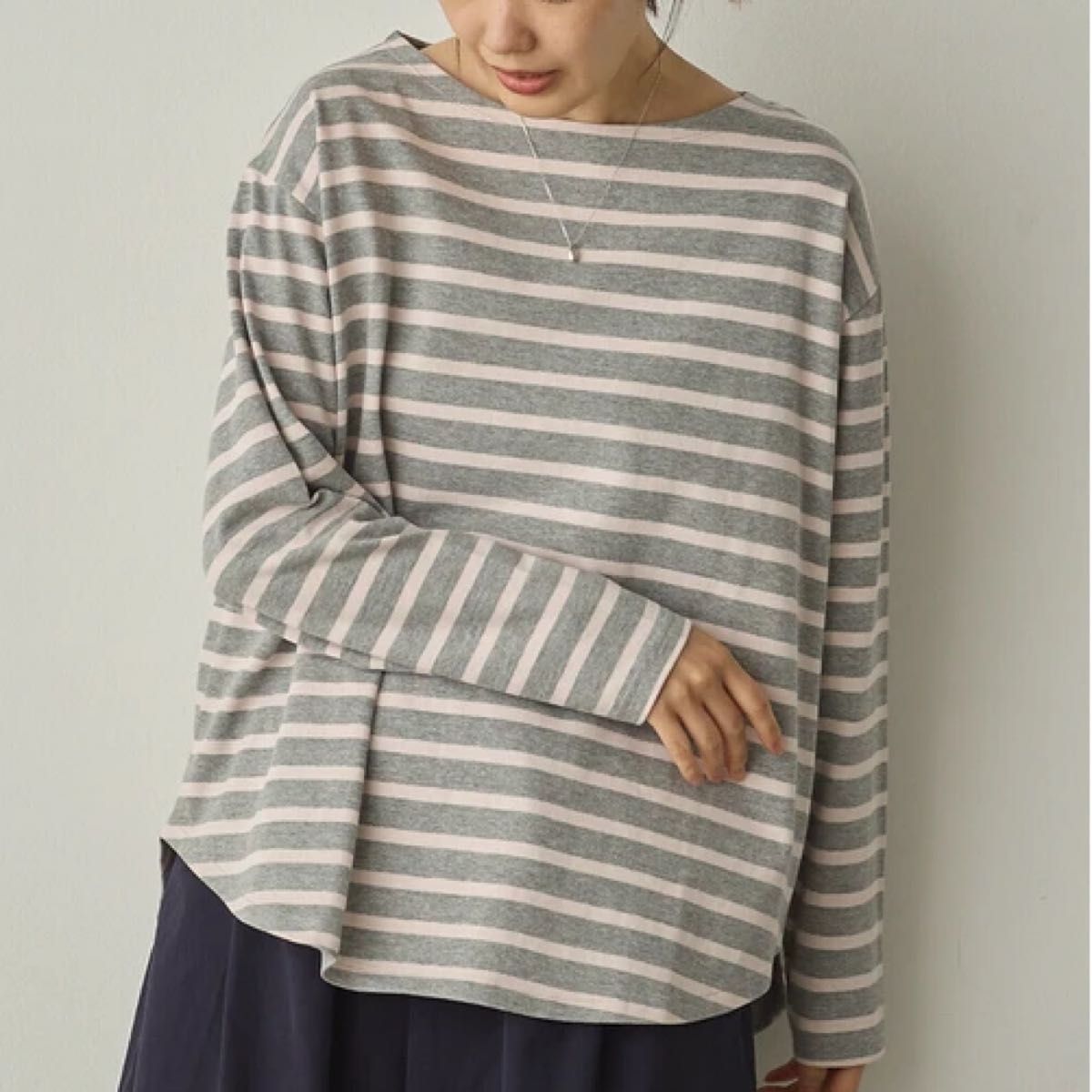 ボーダー裾ラウンド長袖Tシャツ / グレー×ピンク【Sans Souci 34＋】