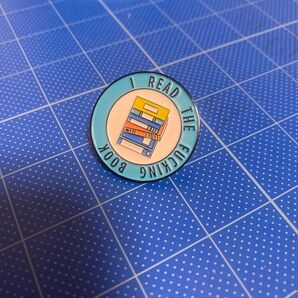 I read the fucking book ピンバッジ 本のデザイン 記章