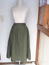 ノーブランド　カーキグリーン　ウエストゴム　飾りボタン付き　ベルトループ付き　足さばきの良いフレアー　サイズS　ロングスカート_画像2