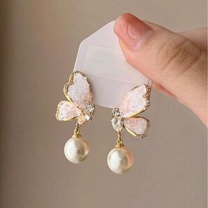 蝶デザインパールピアス