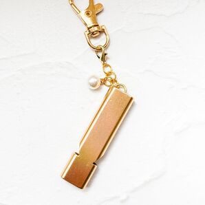 防災&防犯ホイッスルキーホルダー バッグチャーム/笛/ゴールド/パール/上品/シンプル/おしゃれ/薄い/軽量/金属/通勤通学