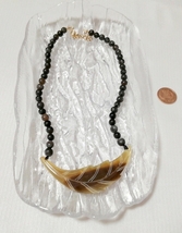 茶色羽根型黒ネックレス首輪チョーカー/ジュエリー/お守りアミュレット Brown feather black necklace collar choker jewelry amulet_画像2