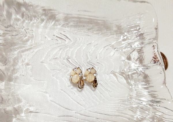 フローラルホワイト花型イヤリング/ジュエリー/アクセサリー Floral white flower earrings jewelry accessories, レディースアクセサリー, イヤリング, その他