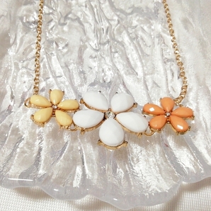 お花3列赤白黄ネックレスチョーカー/ジュエリー/お守りアミュレット 3 rows of flowers red white yellow necklace collar choker jewelry