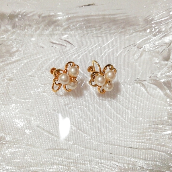 白パールホワイト三つ葉クローバー花イヤリング/ジュエリー/アクセサリー White pearl white trefoil clover flower earrings jewelry