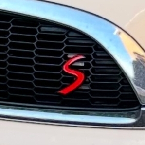MINI ミニクーパー S レッド ブラック エンブレム バッジ 金属製(一穴)