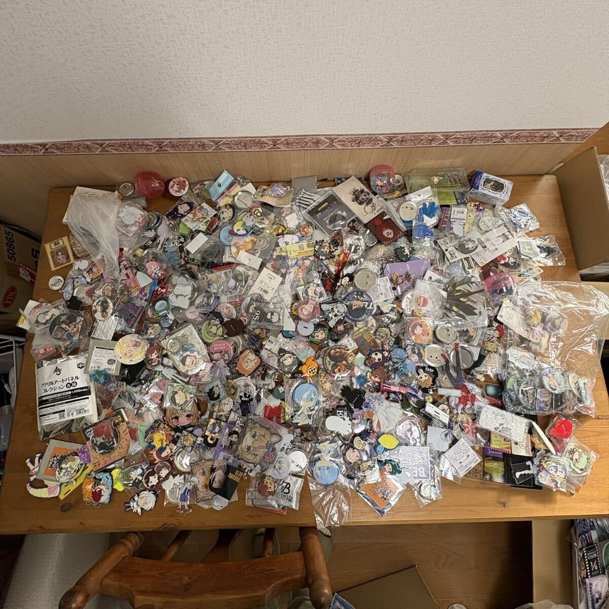 キャラクターグッズ 缶バッジ アクリルスタンド 大量 まとめ売り♡ キャラクターグッズ 缶バッジ アクリルスタンド 大量 まとめ売り！700