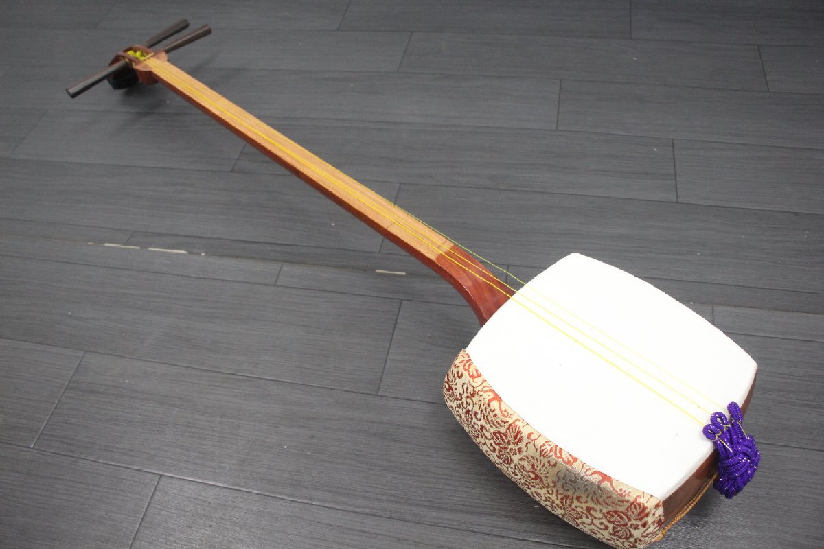 【希少】民謡三味線　中棹　紅木　正寸　2本溝　丸打胴　皮やぶれなし　本皮 希少】民謡三味線 中棹 紅木 正寸 2本溝 丸打胴 皮やぶれ
